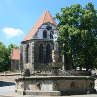 Johann-Sebastian-Bach-Kirche mit Hopfenbrunnen - Arnstadt