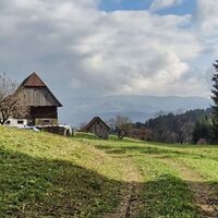 Wir wandern bei Bauernhöfen vorbei