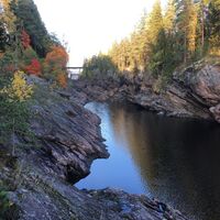 Alter Stromschnellenlauf im Herbst