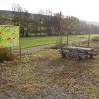 Parkplatz mit Wandertafel an der L352