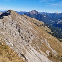 Blick auf die Gratpassagen des Reuttener Höhenwegs