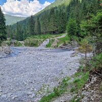 Und jetzt wieder unten beim Zusammenfluss der beiden Bäche. Im Vordergrund am rechten Ufer der winzige Trampelpfad.