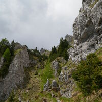 schön schlängelt sich der Steig durch die Felskulisse