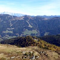 Die neu errichtete Kleinarler Hütte ist bereits zu sehen.