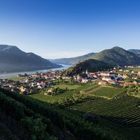 Ausblick auf Spitz im Sommer
