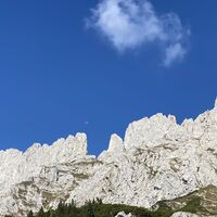Rechts Mauckspitz - Ackerlspitz und Vordere Gamsflucht. Darüber ein Segelflugzeug aus Unterwössen.nd Vordere Gamsflucht.