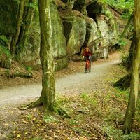 Schotterwege und Asphaltwege wechseln sich ab