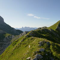 der Grat wird breiter und verläuft in einen grasigen Kamm