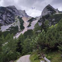 Seitenblick unterhalb der Talstation der Materialseilbahn