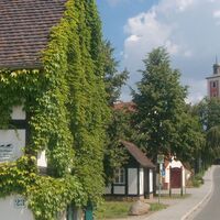 Heldhaus und Sicht auf die Kirche