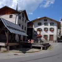 Valendas mit grösstem Holzbrunnen Europas © B. Ste