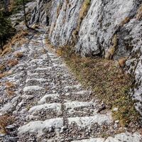 die Stufen und Rillen am alten Römerweg