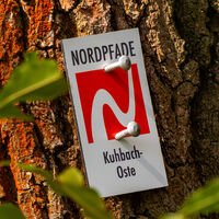 Markierungszeichen des NORDPFADES Kuhbach-Oste
