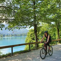 Radfahren oberhalb der Küste