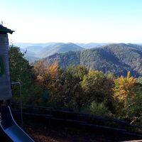 Rutsche mit Ausblick an der Jung Pfalz Hütte