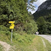 An der Abzweigung zum Brandschneide-Steig vorbei zunächst entlang der Höllentalstraße weiter (aber separiert nebstbei und nie direkt am Straßenrand)