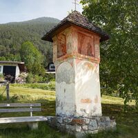 Kulturwanderweg Reith im Sommer_Die Pestsäule mit Pausenbank.jpg