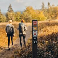 Zwei Wanderinnen auf dem Weg zum Astenturm