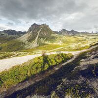 Berglandschaft oberhalb von St-Luc mit dem Gipfel "Le Toûno" im Hintergrund