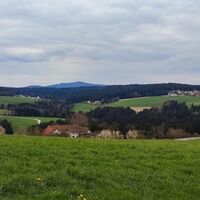Nach Asing Blick über´s Kößlbachtal zum Haugstein