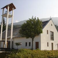 Vorbei an der Evangelischen Kirche