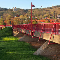 Werrabrücke in Treffurt, im Hintergrund Burg Normannstein