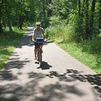 Radlerin in der Roggensteinerallee in Eichenau