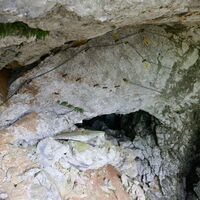 der Höhleneingang - vor der Höhle ist es oft rutschig am Fels!