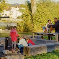 bad-zurzach-familie-bei-der-feuerstelle-alte-badi