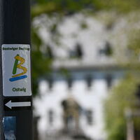 Wegweiser Bestwiger BestWeg Ostwig am Marktplatz in Ostwig