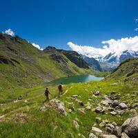 Der Pfad der Gämse führt am Lac Louvie vorbei