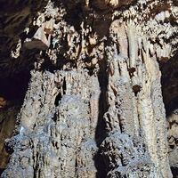 Säulen und Stalaktiten in der Grasslhöhle
