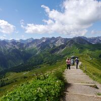 Ein breiter Weg führt von der nahen Seilbahnstation zum Gipfel.