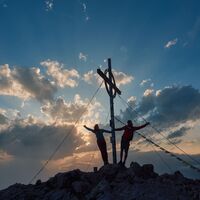Wanderer im Sonnenuntergang auf der Reither Spitze - einzigartige Wolkenstimmung - Gipfelglück (2).jpg