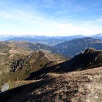 Der Weg vom Gründegg nach Kleinarl führt nordwärts an diesem Kamm entlang.