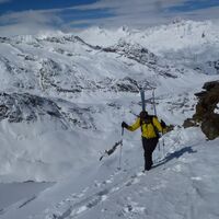 Kurzzeitig mussten wir die Skier schultern. Je nach Schneeverhältnissen kann man hier aber auch mit angeschnallten Skieren den Aufstieg fortsetzen.