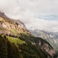 Die Alp Tschingla hoch über dem Seeztal in Sichtweite