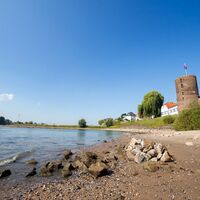 Niedrigwasser an der Rheinpromenade