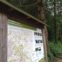 Wandertafel im Finnebachtal informiert zu Wanderrouten