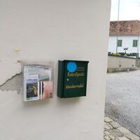Stempelkasten an der Museumsmauer