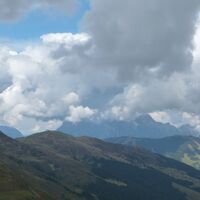 Blick zurück zum Schattberg. Im Hintergrund die Leoganger Steinberge.