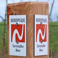 Markierungszeichen des NORDPFADES Tarmstedter Moor