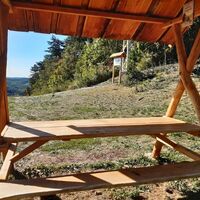 Sitzbank an der Karlskuppe mit Informations-Tafeln und Blick auf Eisenach