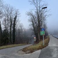 Diese überschreitend, hier auf dem Radl- und Fußweg weiter zum Brückerl über den Almbach