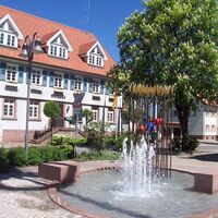 Rathaus Hardt mit Brunnen