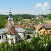 Pfarrkirche Edelsbach mit Blick in den Ort