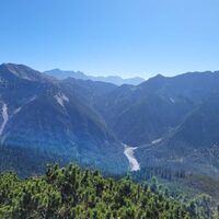 Scheinbergspitze - Blick Richtung Süden mit Kreuzspitze und Zugspitze im Hintergurnd