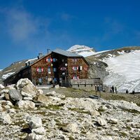 Die Oberwalderhütte auf 2974 m Ausgangspunkt weiterer Touren