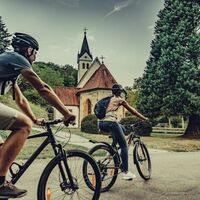 Mulfingen Radfahrer an St Anna Kapelle