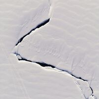 Kunst der Natur: der Bergbach zeigt manchmal seinen Verlauf im tiefen Schnee.